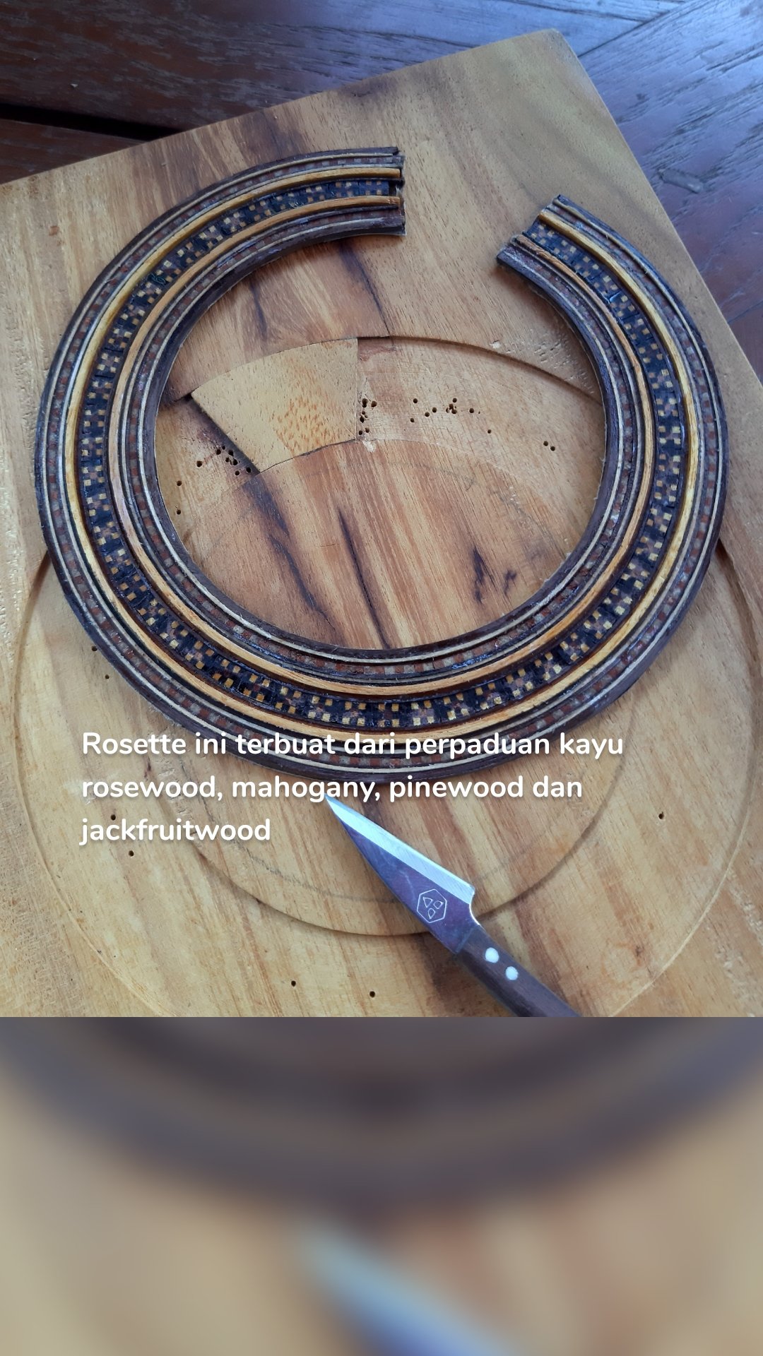 Rosette ini terbuat dari perpaduan kayu rosewood, mahogany, pinewood dan jackfruitwood